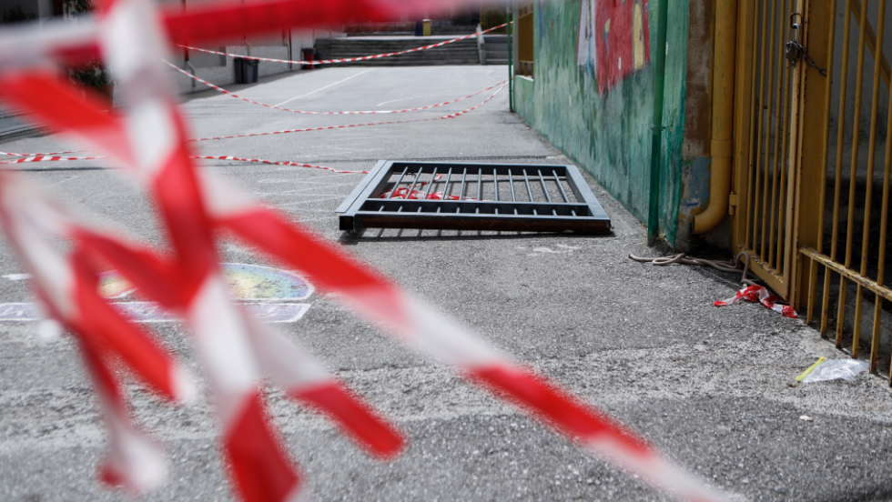 Η πόρτα που έπεσε πάνω σε μαθητές σε δημοτικό της Κηφισιάς